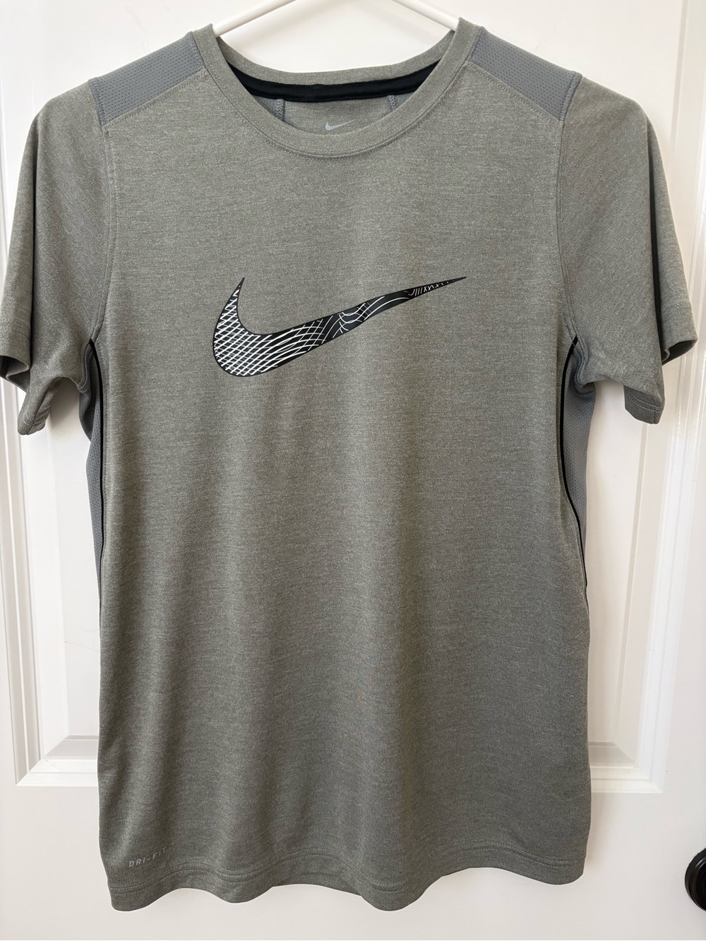 Nike Dri-FIT Youth Large 14/16  Gray Graphic Swoosh Athletic T-Shirt